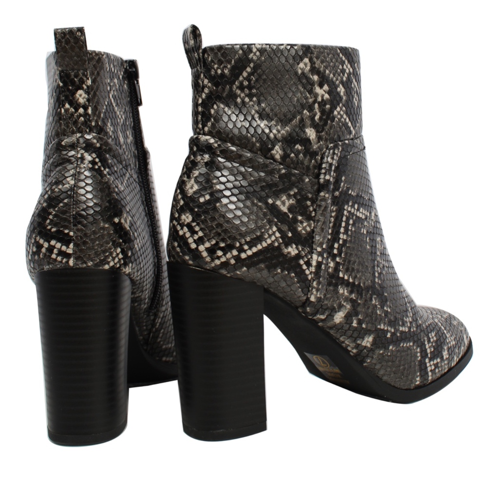 Size 7.5 Black Grey Python Faux Leather Pull On - Picture 3 of 7